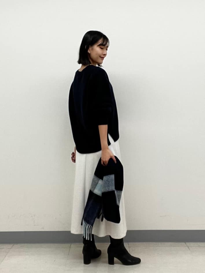 hinanoさんの「INDIVI｜【洗える／カシミヤ混】ミドルゲージVネックニット」を使ったコーディネート
