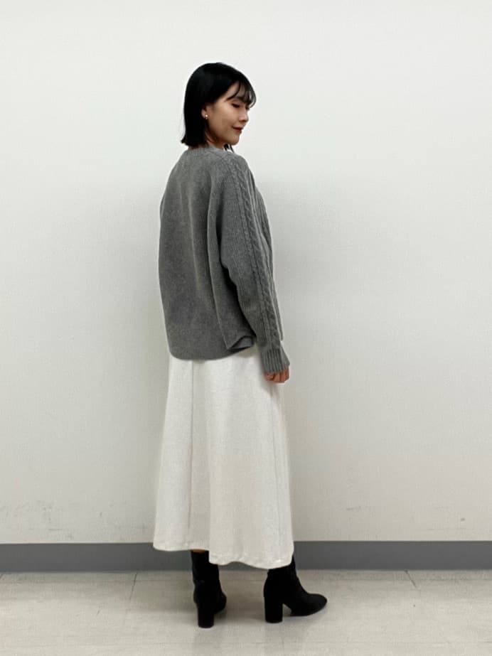 hinanoさんの「INDIVI｜【洗える】ケーブルデザイン ラウンドヘムニット」を使ったコーディネート