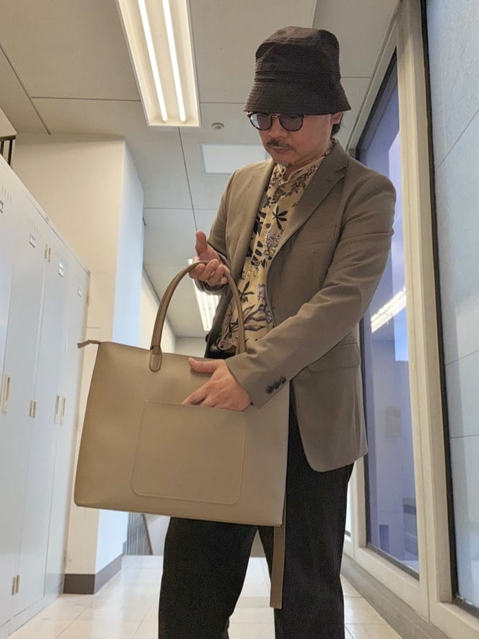 MAKOTO AIさんの「TAKEO KIKUCHI｜マイクロファイバートートM」を使ったコーディネート