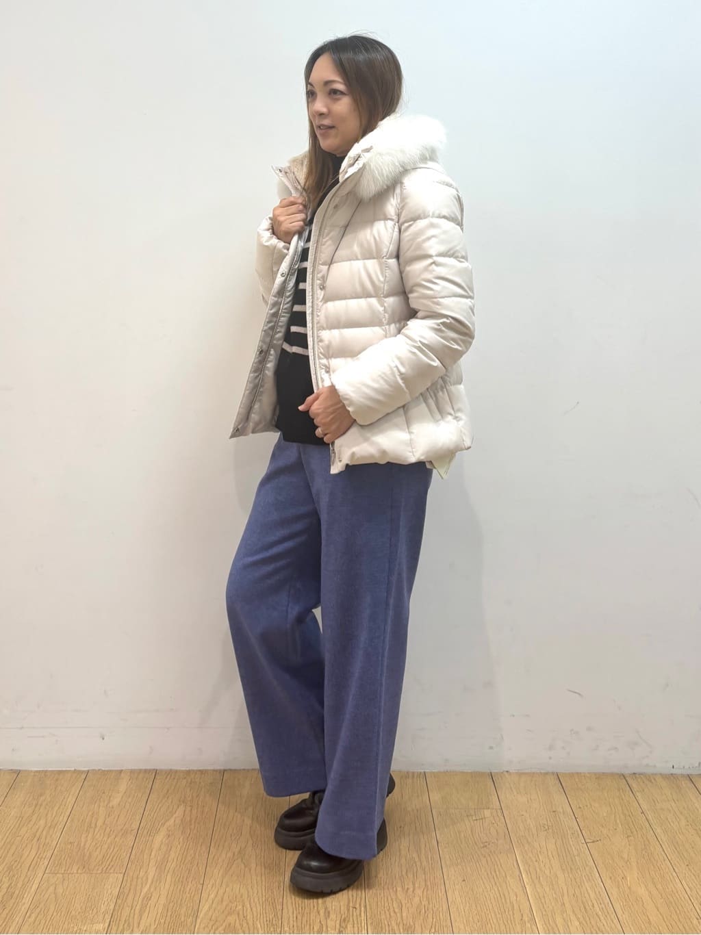 mikkoさんの「INDIVI｜【名品／撥水／抗菌防臭】ショート丈リサイクルダウンコート」を使ったコーディネート