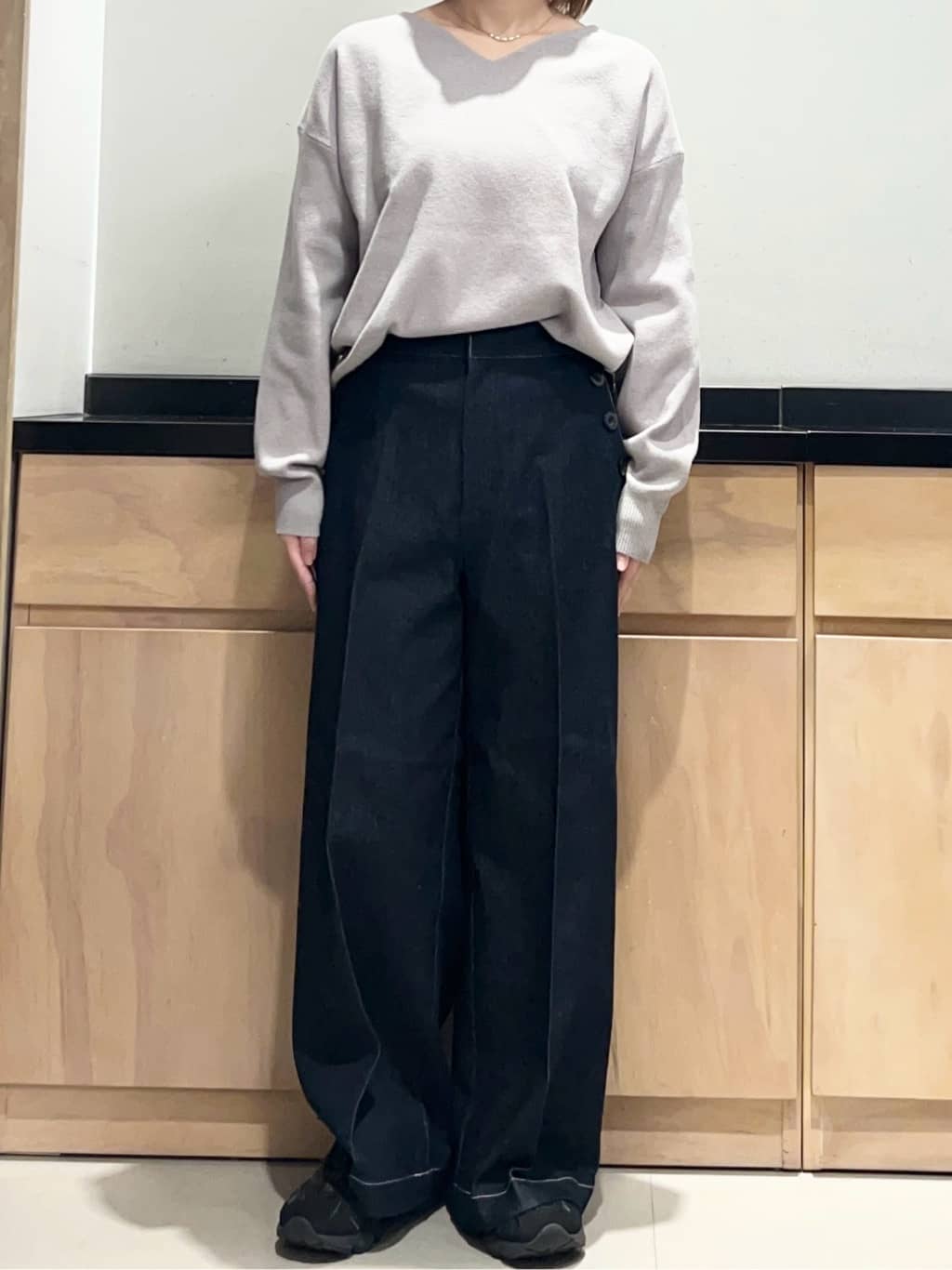 かのさんの「THE SHOP TK｜【すっきりシルエットが叶う】大人のためのVネックニット/毛玉になりにくい/静電気防止/洗濯機OK」を使ったコーディネート