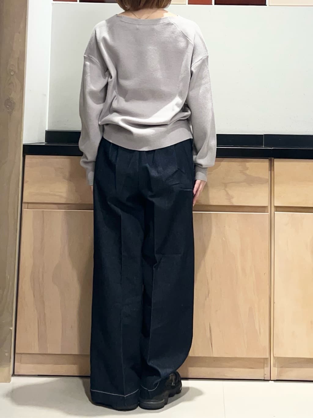 かのさんの「THE SHOP TK｜【すっきりシルエットが叶う】大人のためのVネックニット/毛玉になりにくい/静電気防止/洗濯機OK」を使ったコーディネート