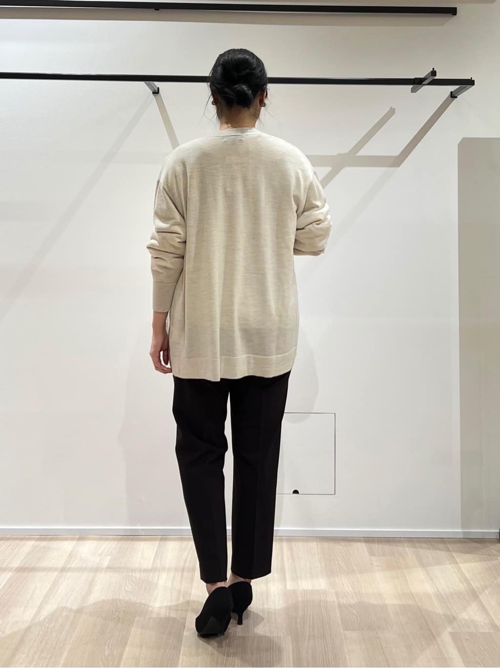 TOMOMIさんの「UNTITLED｜【アンサンブル可/洗える/ボタンなし】シルクウールカシミヤ 着流しカーディガン」を使ったコーディネート