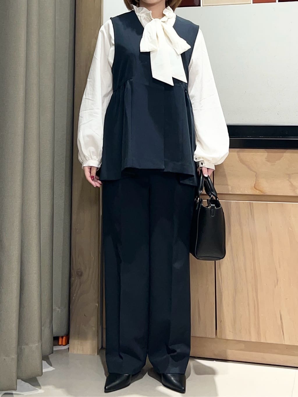 かのさんの「THE SHOP TK｜【通勤・きちんと見えに】ダブルクロス ペプラムジレ/セットアップ可」を使ったコーディネート
