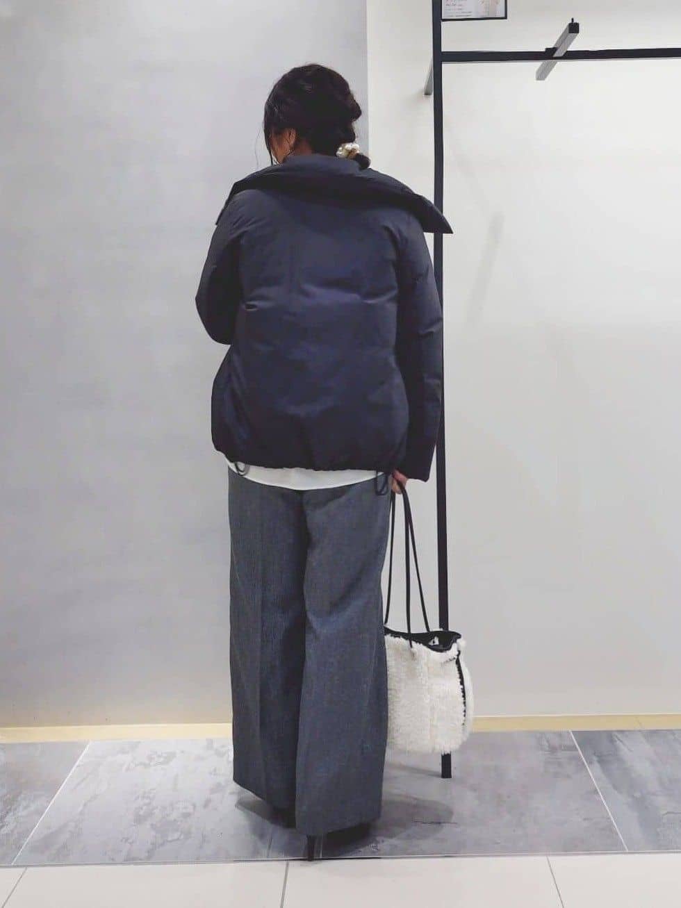 TOMOMIさんの「INDIVI｜【撥水／洗える／デザイン衿】ステッチレス ショートダウンコート」を使ったコーディネート