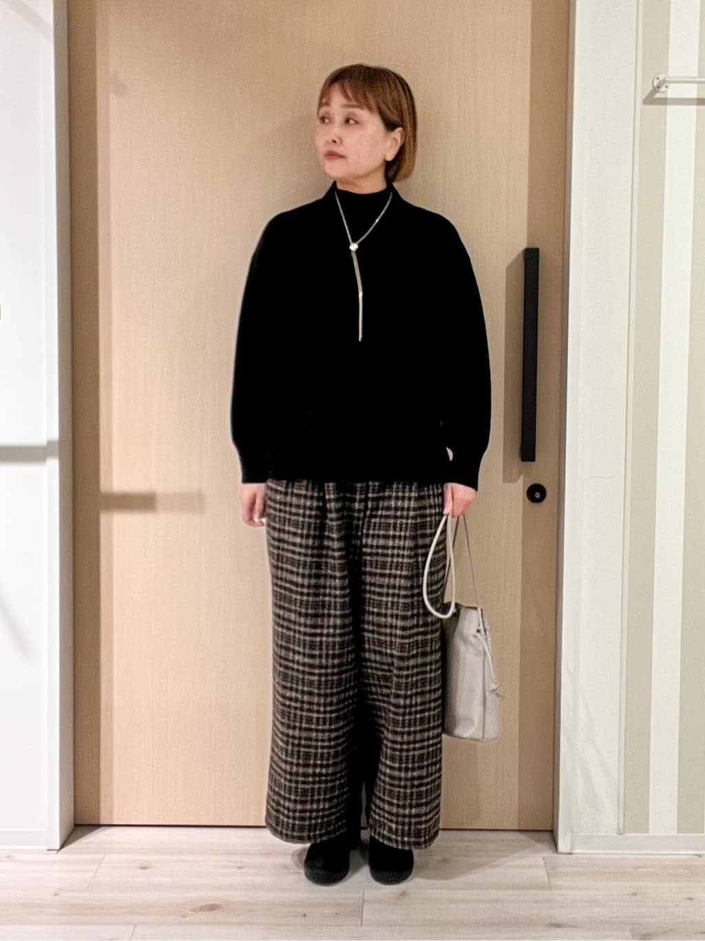 ぷくりんさんの「SHOO･LA･RUE｜【あったか/S-LL】脚のラインをきれいに魅せる チェック柄ワイドパンツ」を使ったコーディネート