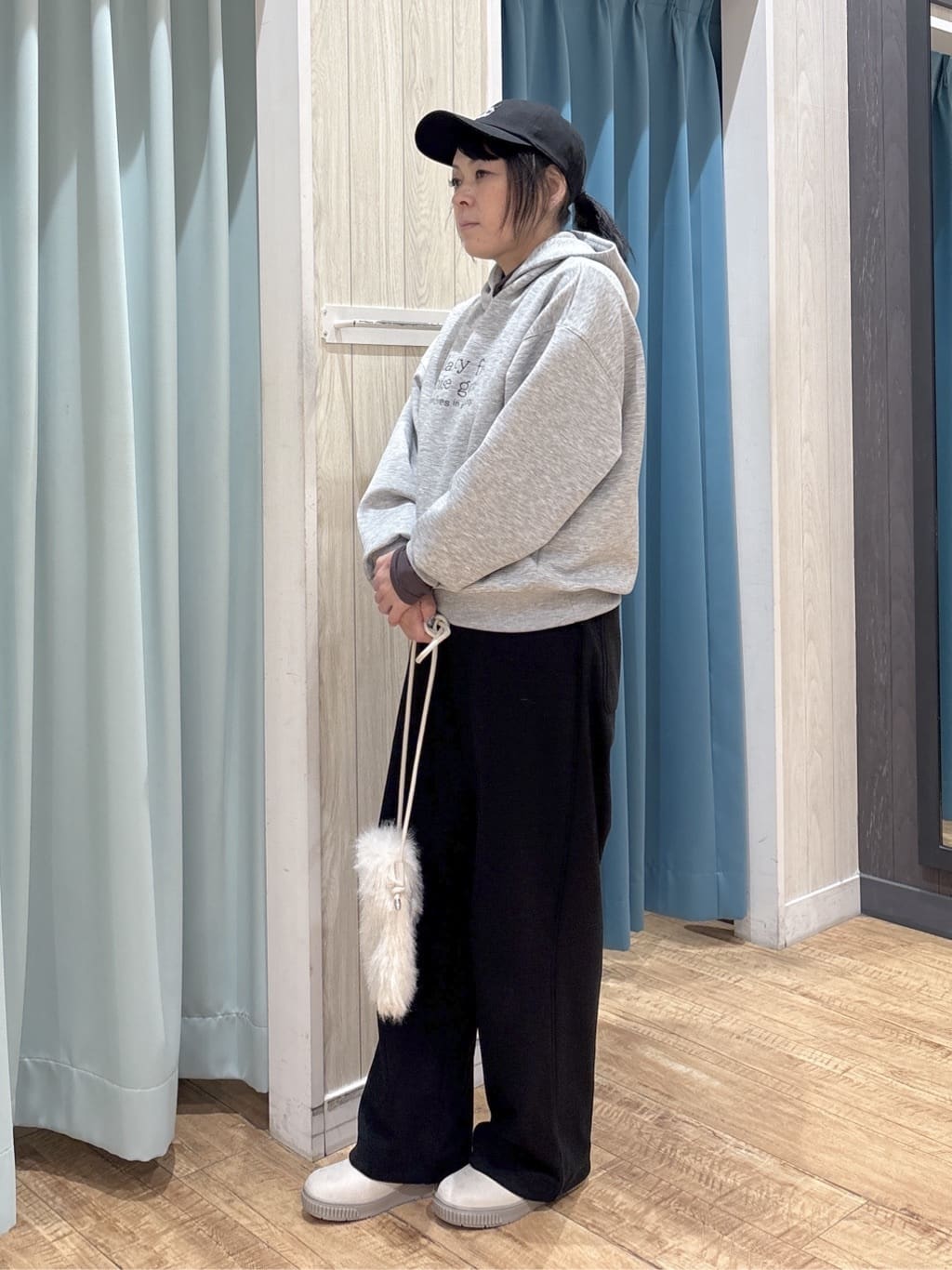 わかさんの「SHOO･LA･RUE｜【セットアップ可/S-LL/なめらかタッチ】選べる3柄 ロゴ入りプルパーカ」を使ったコーディネート