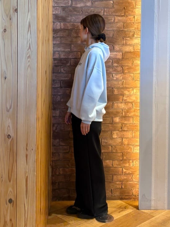 mieさんの「SHOO･LA･RUE｜【セットアップ可/S-LL/なめらかタッチ】選べる3柄 ロゴ入りプルパーカ」を使ったコーディネート