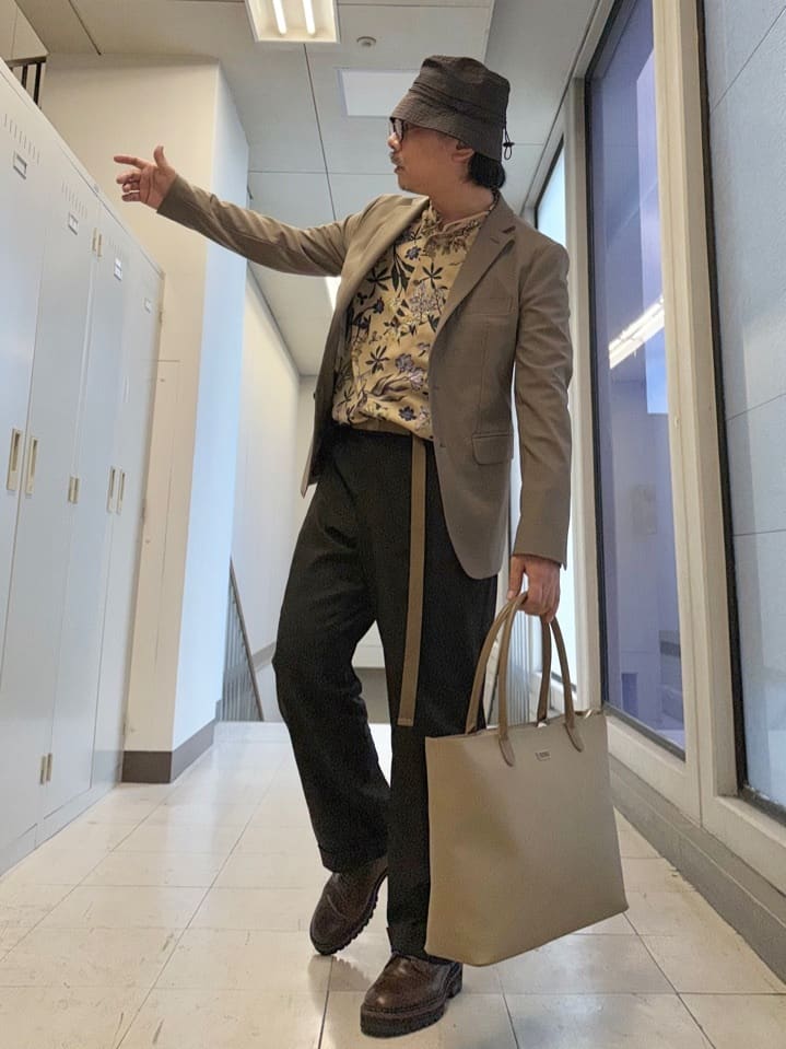MAKOTO AIさんの「TAKEO KIKUCHI｜マイクロファイバートートM」を使ったコーディネート
