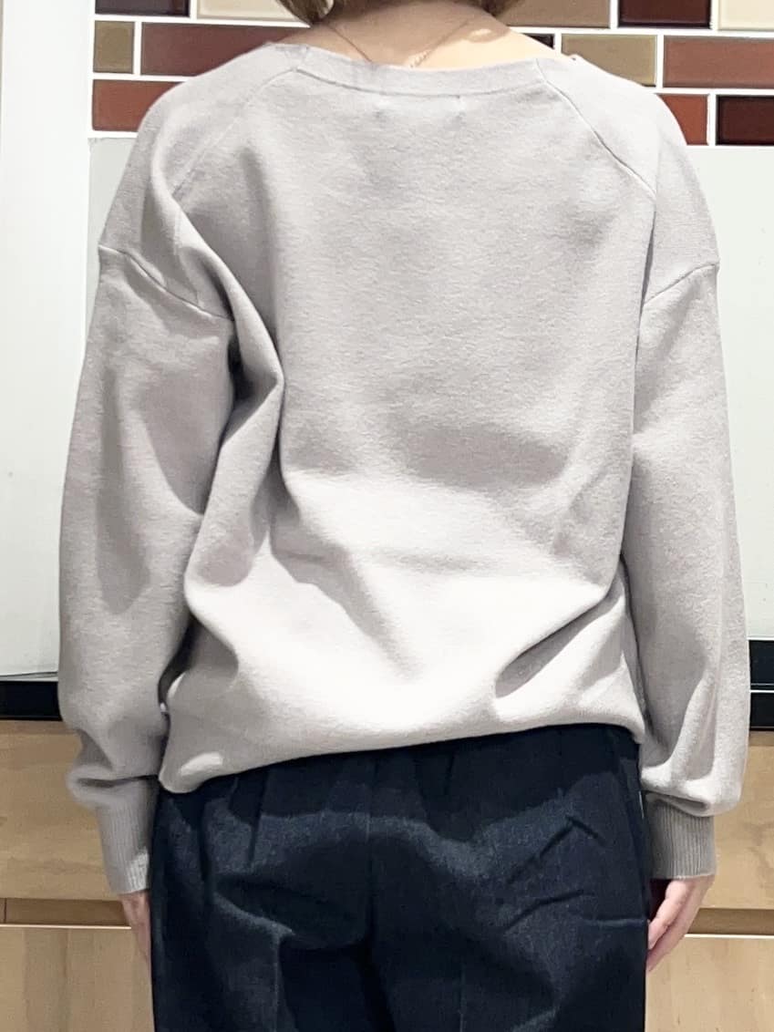 かのさんの「THE SHOP TK｜【すっきりシルエットが叶う】大人のためのVネックニット/毛玉になりにくい/静電気防止/洗濯機OK」を使ったコーディネート