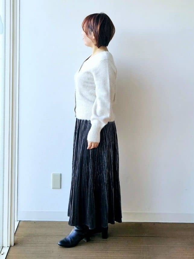 やじまさんの「UNTITLED｜【ふわふわニット/前後2WAY】フォックスカシミヤカーディガン」を使ったコーディネート