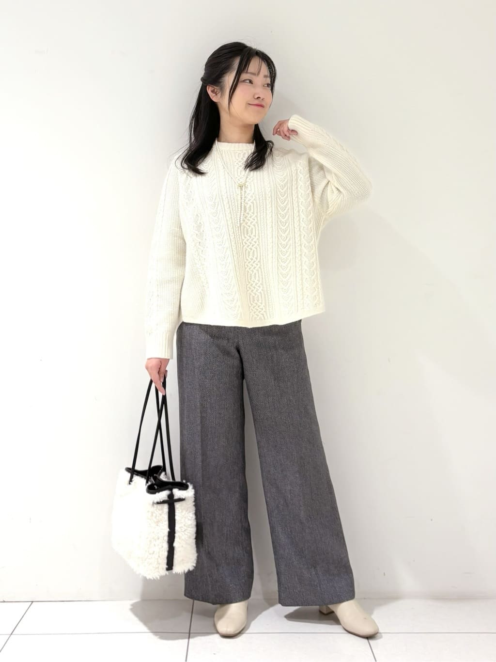 momokoさんの「INDIVI｜【名品コート／日本製】ウール100％チェスターコート」を使ったコーディネート