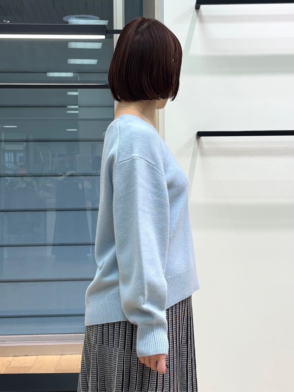 asamiさんの「INDIVI｜【洗える／カシミヤ混】ミドルゲージVネックニット」を使ったコーディネート