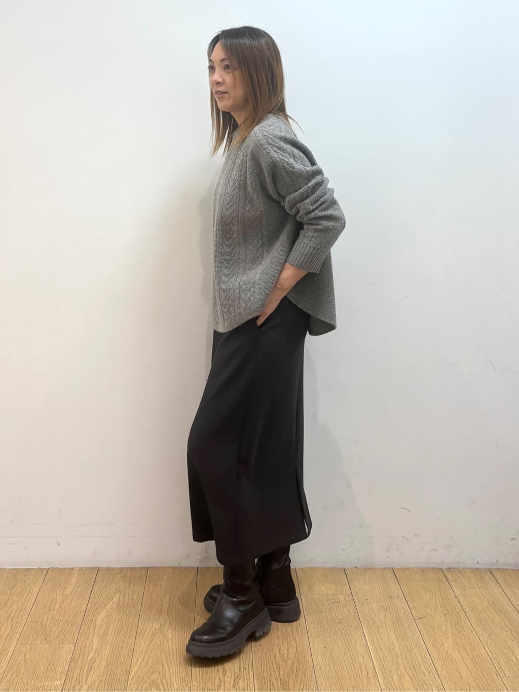 mikkoさんの「INDIVI｜【洗える】ケーブルデザイン ラウンドヘムニット」を使ったコーディネート