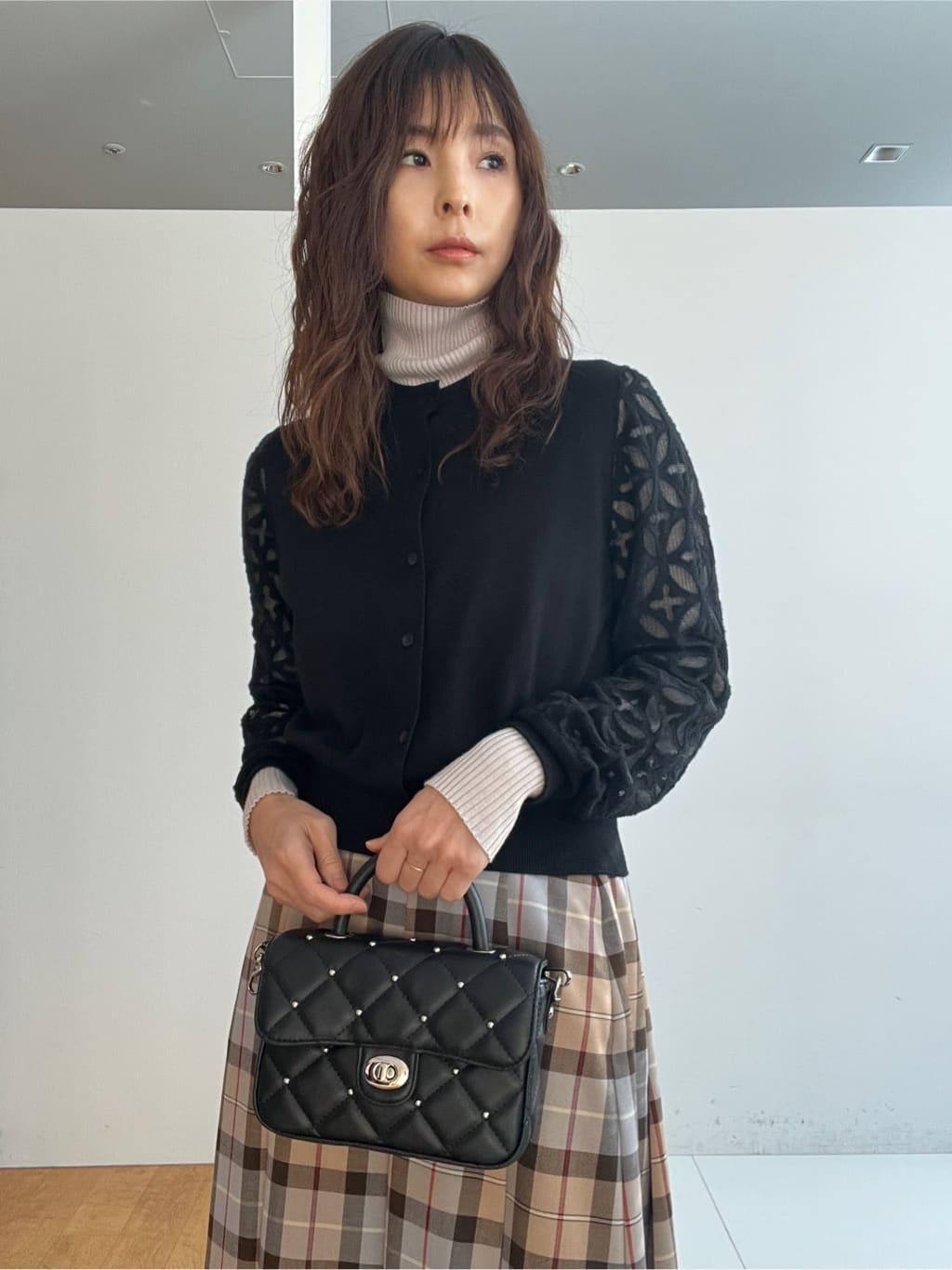 misaさんの「DRESSTERIOR｜シルクブレンドメリノウールリブプルオーバー」を使ったコーディネート
