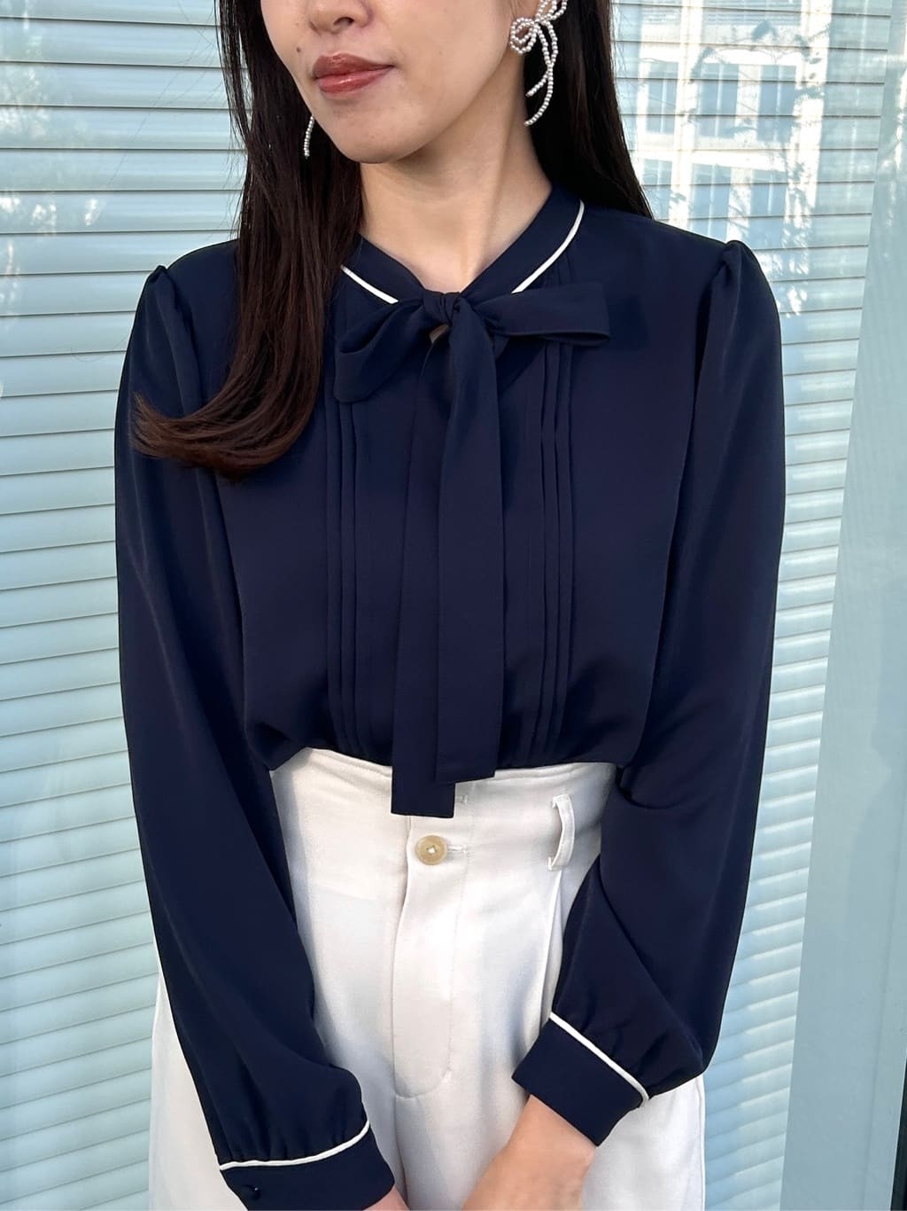 teiさんの「Couture brooch｜【ハレの日・通勤】配色タックタイブラウス」を使ったコーディネート