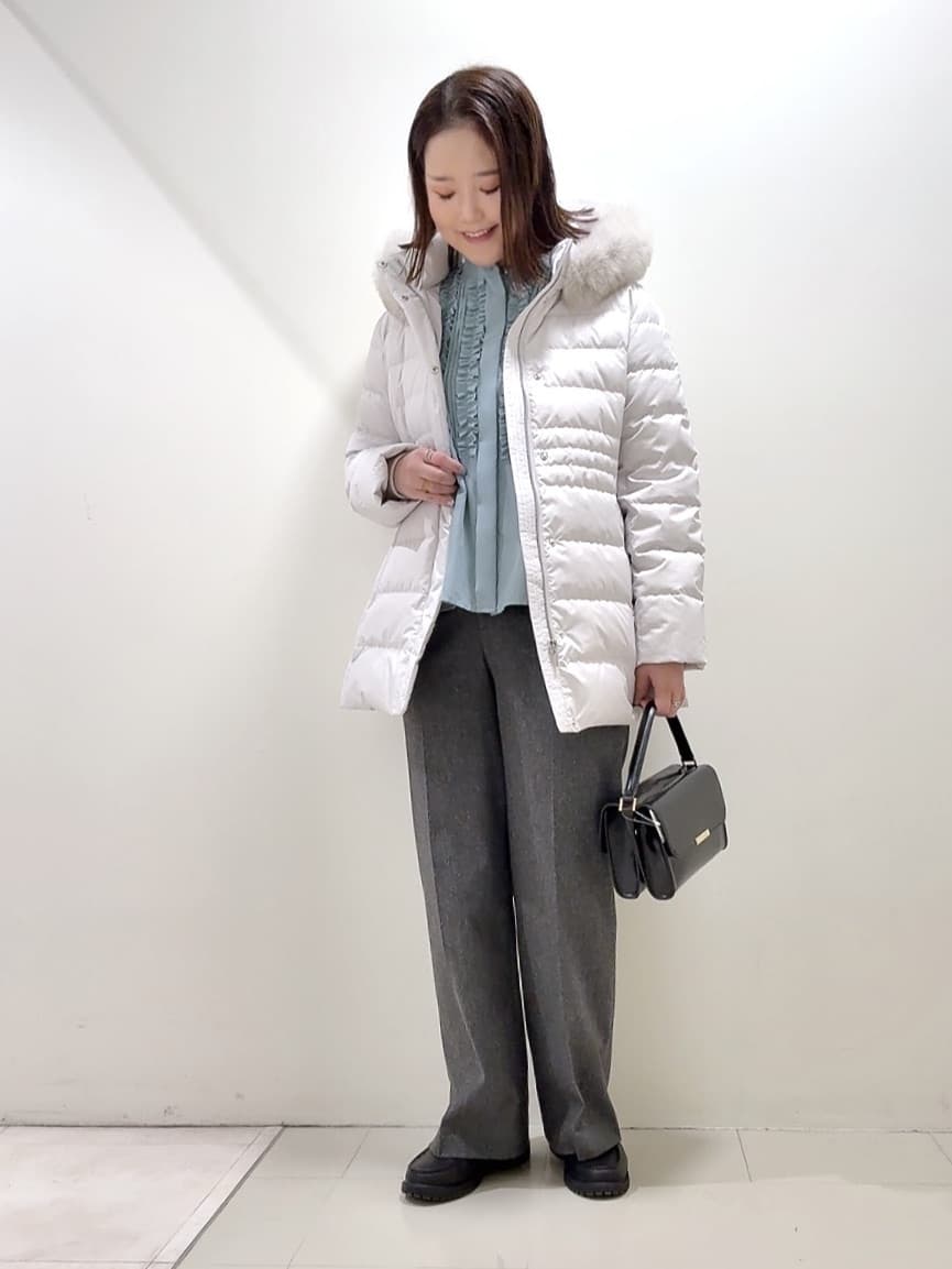 YUIさんの「UNTITLED｜【1枚で着映え/オンオフ着回し】フリルサテンブラウス」を使ったコーディネート