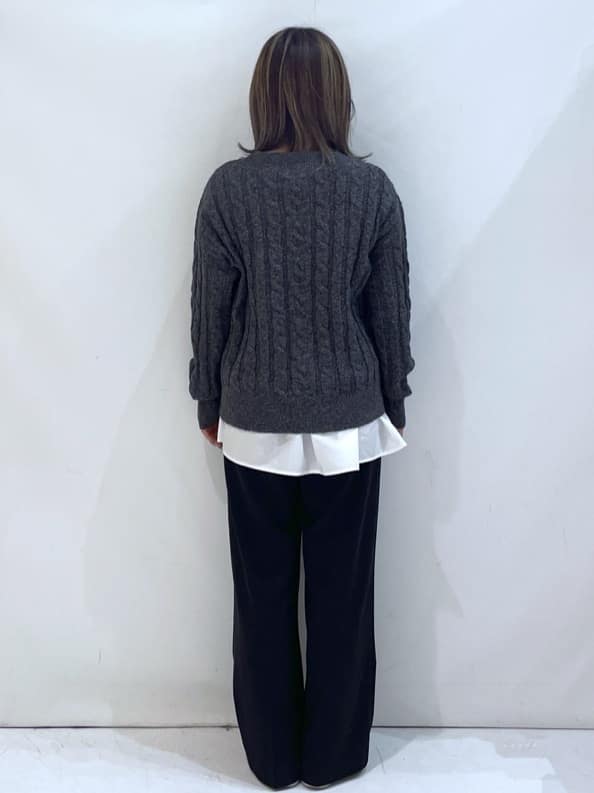manaさんの「OPAQUE.CLIP｜ラメ混ファンシーケーブルVネックニット【洗濯機OK】」を使ったコーディネート