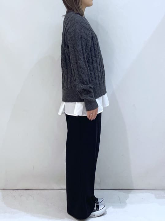 manaさんの「OPAQUE.CLIP｜ラメ混ファンシーケーブルVネックニット【洗濯機OK】」を使ったコーディネート
