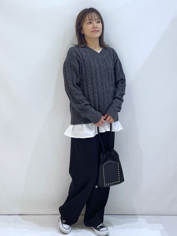 manaさんの「OPAQUE.CLIP｜ラメ混ファンシーケーブルVネックニット【洗濯機OK】」を使ったコーディネート