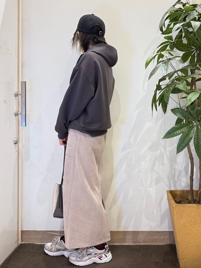 misakiさんの「SHOO･LA･RUE｜【セットアップ可/S-LL/なめらかタッチ】選べる3柄 ロゴ入りプルパーカ」を使ったコーディネート