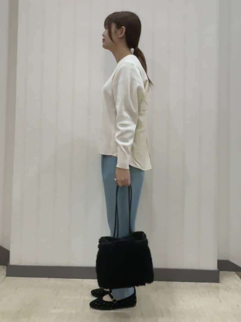 ちひさんの「INDIVI｜【洗える／選べる8色】トーンアップニット」を使ったコーディネート