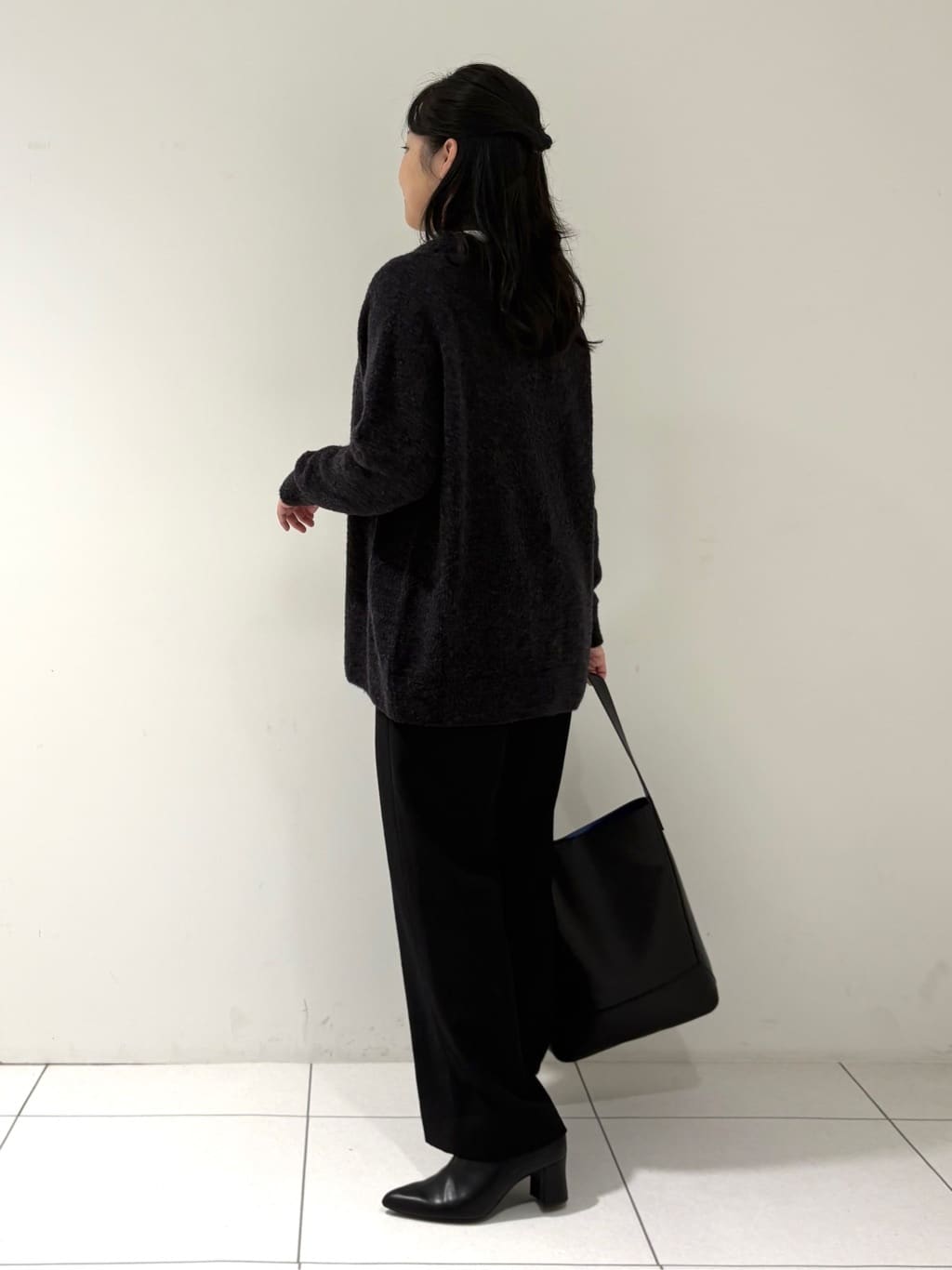 momokoさんの「INDIVI｜【エアリー素材】ブークレ着流しニットカーディガン」を使ったコーディネート