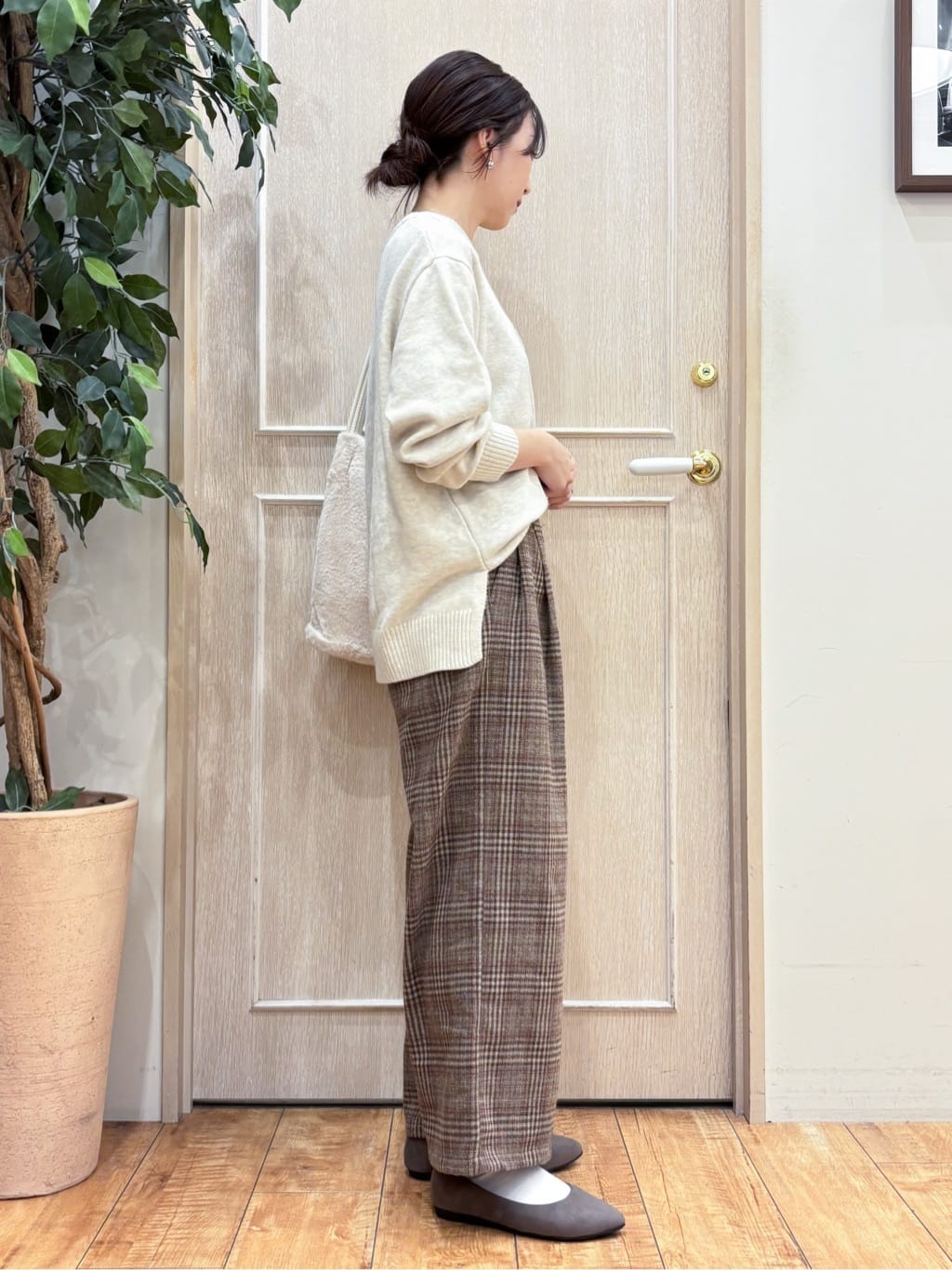 なみさんの「SHOO･LA･RUE｜【S-LL/洗濯機可】ふわふわがやみつきになる柔らかさ スウェットライクロゴニット」を使ったコーディネート