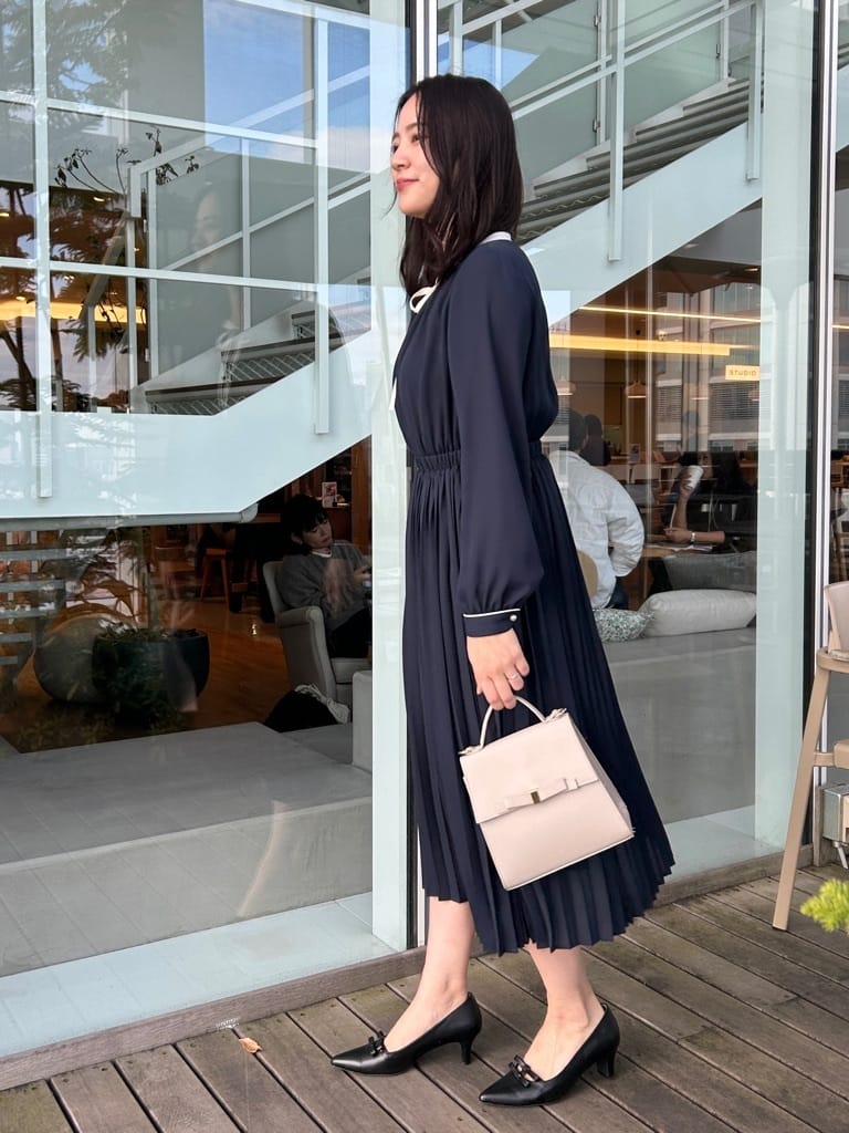 shinoさんの「Couture brooch｜【ハレの日・通勤】配色シフォンプリーツ ワンピース」を使ったコーディネート
