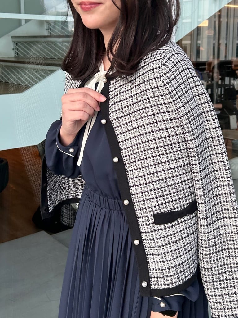 shinoさんの「Couture brooch｜【ハレの日・通勤】配色シフォンプリーツ ワンピース」を使ったコーディネート