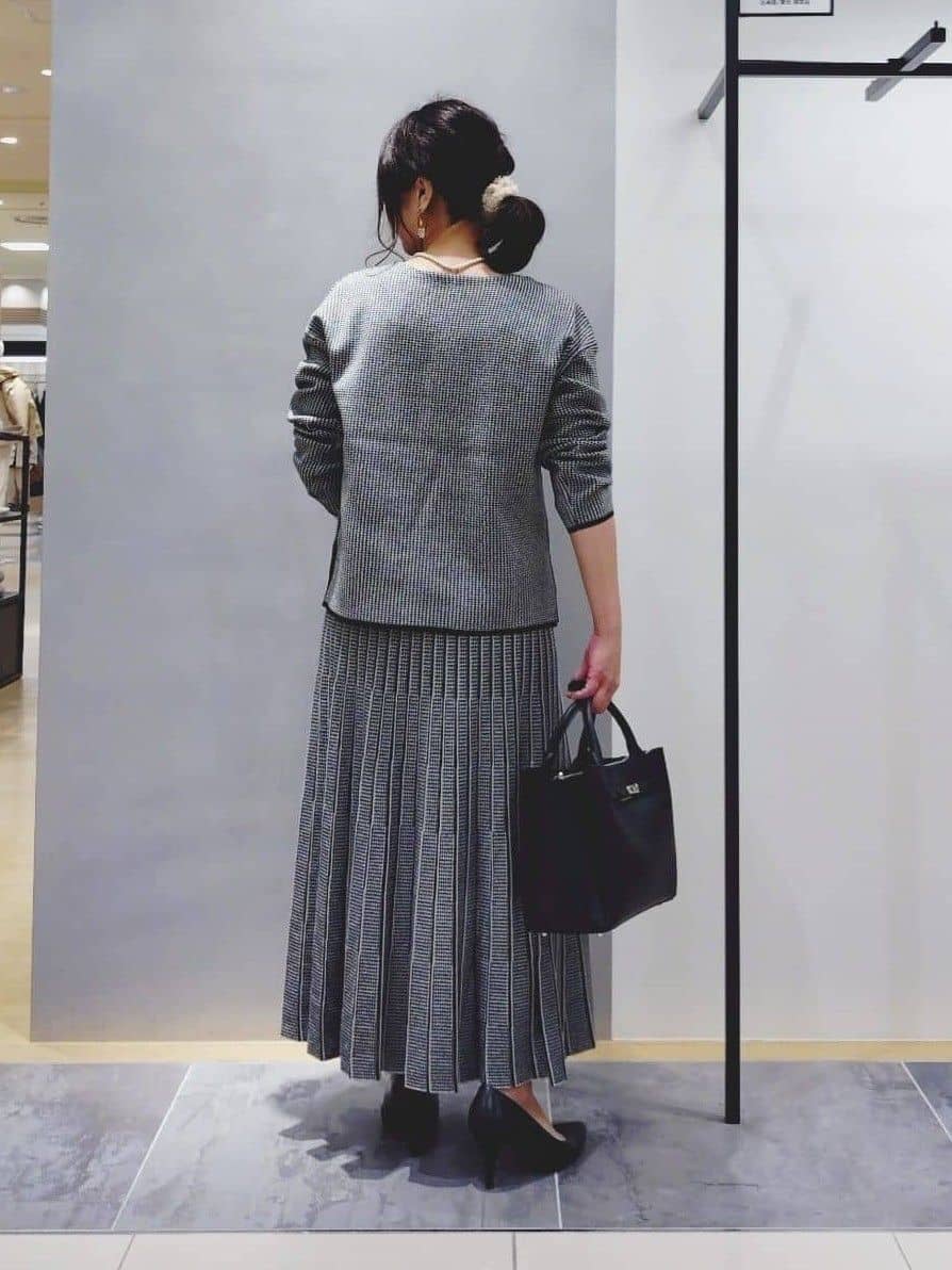 TOMOMIさんの「INDIVI｜【洗える／SETUP可能】ジャカードニット プリーツスカート」を使ったコーディネート