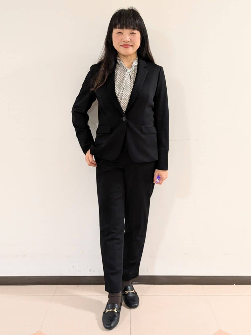 ともさんの「UNTITLED｜【洗えるスーツ／ストレッチ】ウール混ジャージ テーパードパンツ」を使ったコーディネート