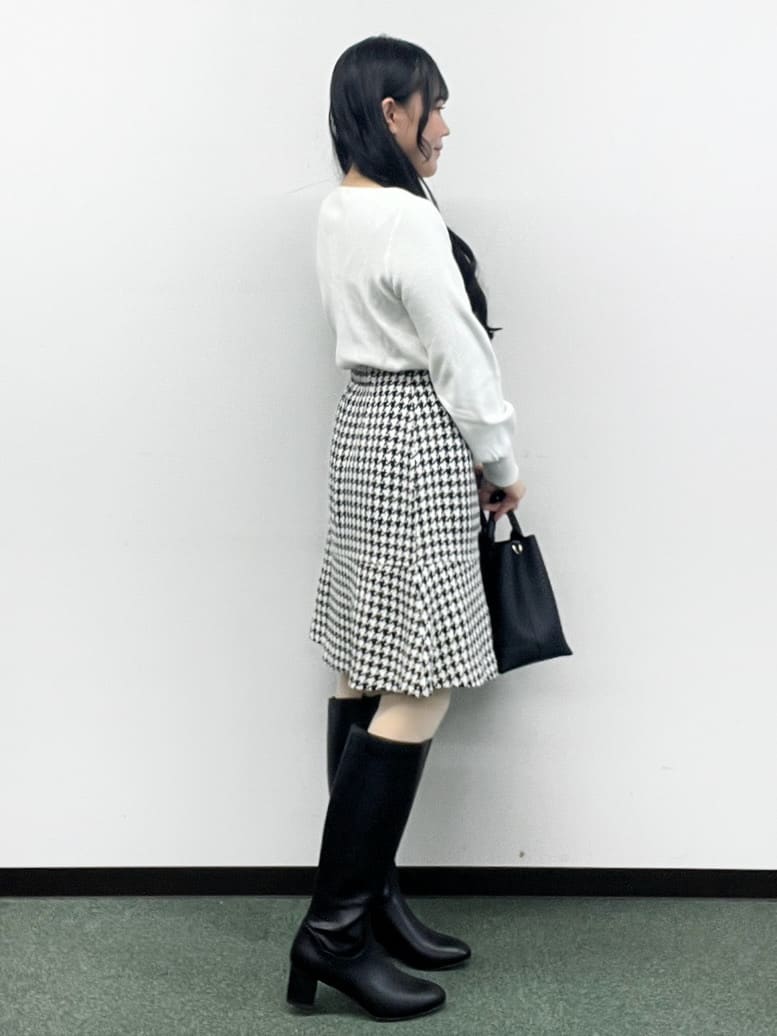 Hitomiさんの「index｜ラメスカラップビジューデザインニット【洗濯機OK】《6col／S～LL》」を使ったコーディネート