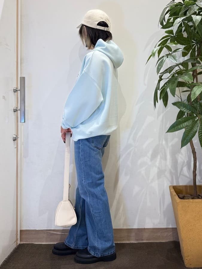 misakiさんの「SHOO･LA･RUE｜【セットアップ可/S-LL/なめらかタッチ】選べる3柄 ロゴ入りプルパーカ」を使ったコーディネート