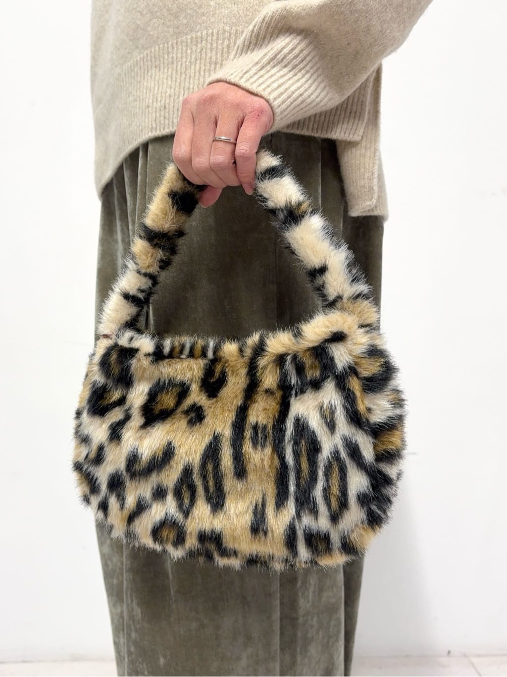 Nishijimaさんの「DRESSTERIOR｜ソフト別珍イージーパンツ」を使ったコーディネート