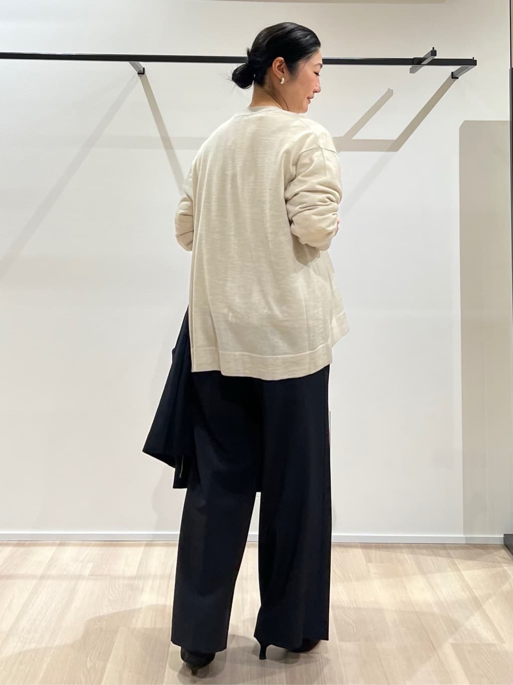 TOMOMIさんの「UNTITLED｜【アンサンブル可/洗える/ボタンなし】シルクウールカシミヤ 着流しカーディガン」を使ったコーディネート