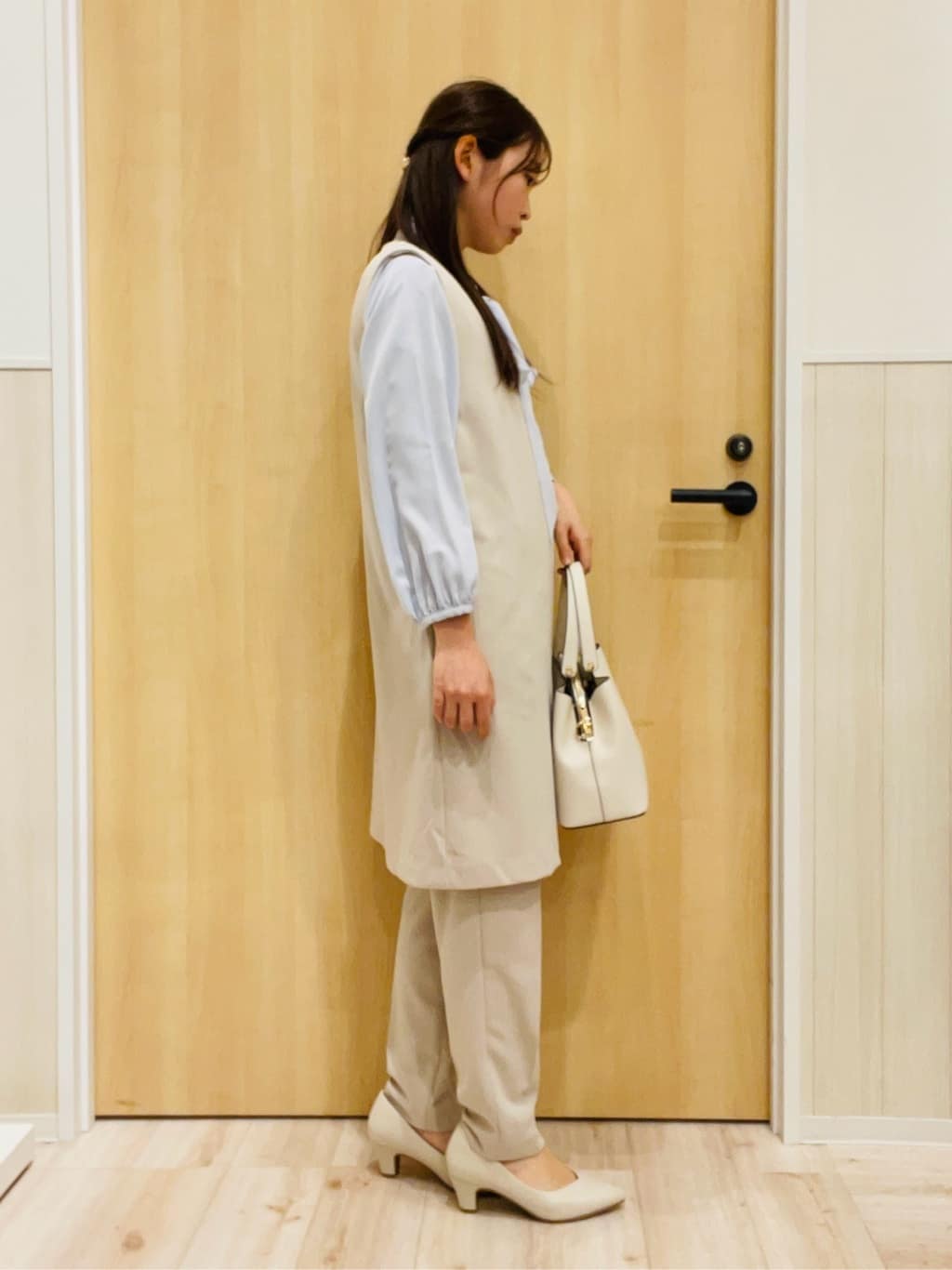 minamiさんの「SHOO･LA･RUE｜【洗濯機可/セットアップ可/S-3L】きちんと楽に。カットジョーゼット ロングジレ」を使ったコーディネート