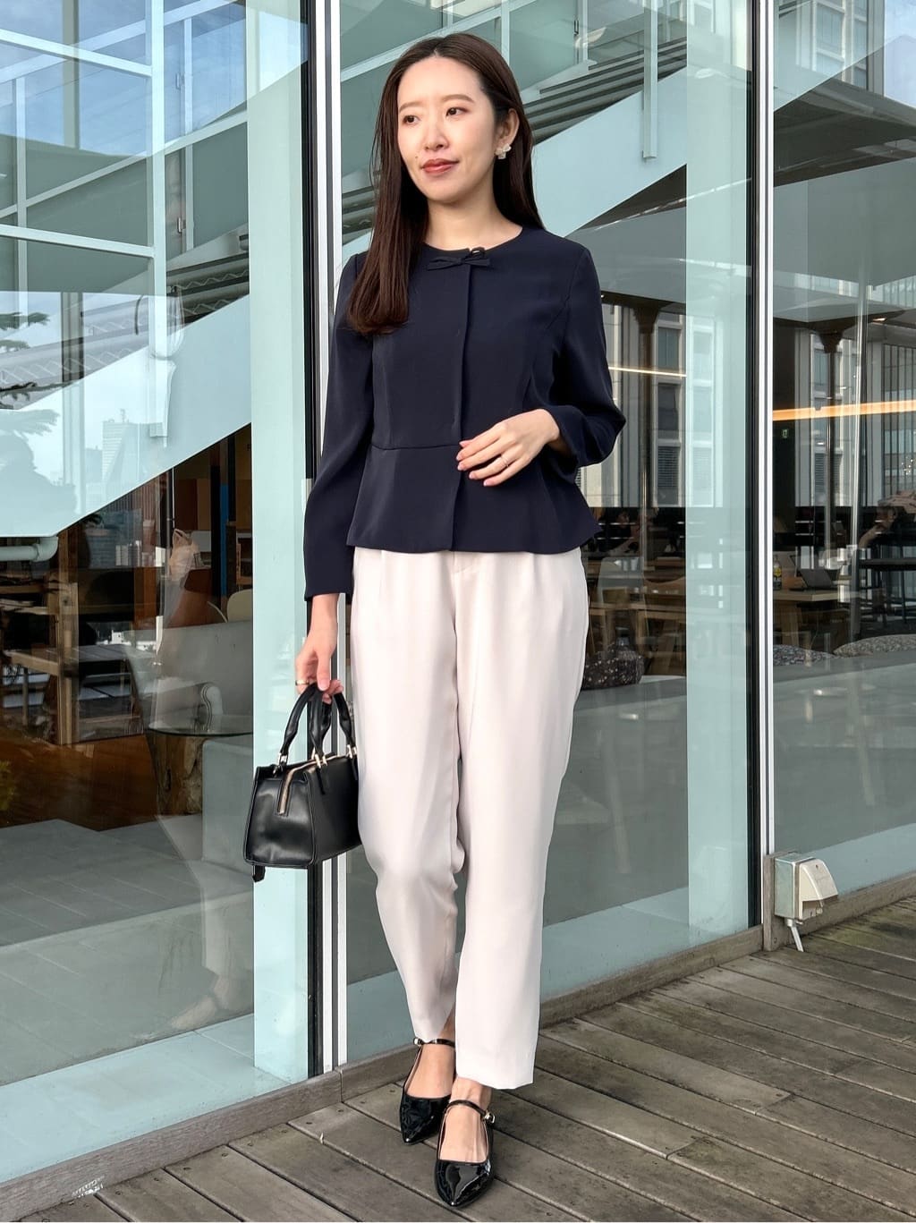 teiさんの「Couture brooch｜【ハレの日・通勤】パール調釦テーパードパンツ」を使ったコーディネート