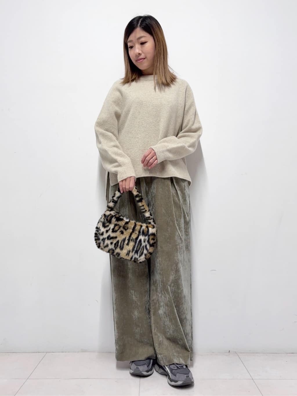 Nishijimaさんの「DRESSTERIOR｜ソフト別珍イージーパンツ」を使ったコーディネート