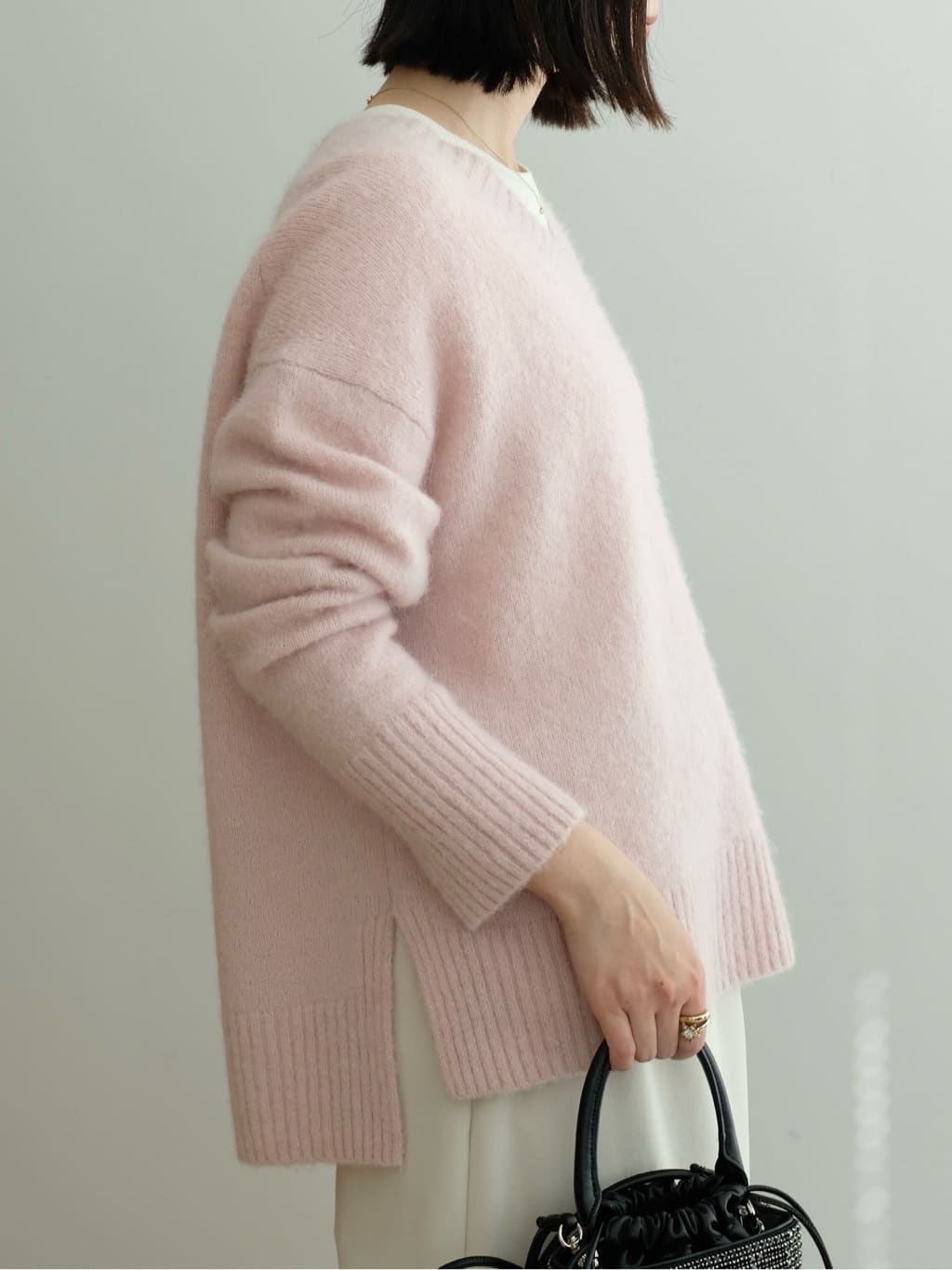 Kishimotoさんの「DRESSTERIOR｜アルパカブレンドVネックニット」を使ったコーディネート