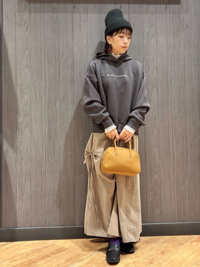 meiさんの「SHOO･LA･RUE｜【セットアップ可/S-LL/なめらかタッチ】選べる3柄 ロゴ入りプルパーカ」を使ったコーディネート
