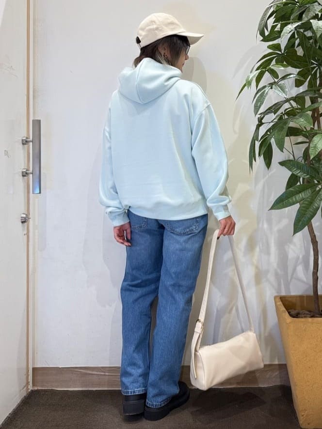 misakiさんの「SHOO･LA･RUE｜【セットアップ可/S-LL/なめらかタッチ】選べる3柄 ロゴ入りプルパーカ」を使ったコーディネート