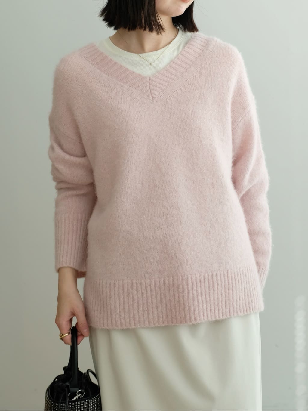 Kishimotoさんの「DRESSTERIOR｜アルパカブレンドVネックニット」を使ったコーディネート