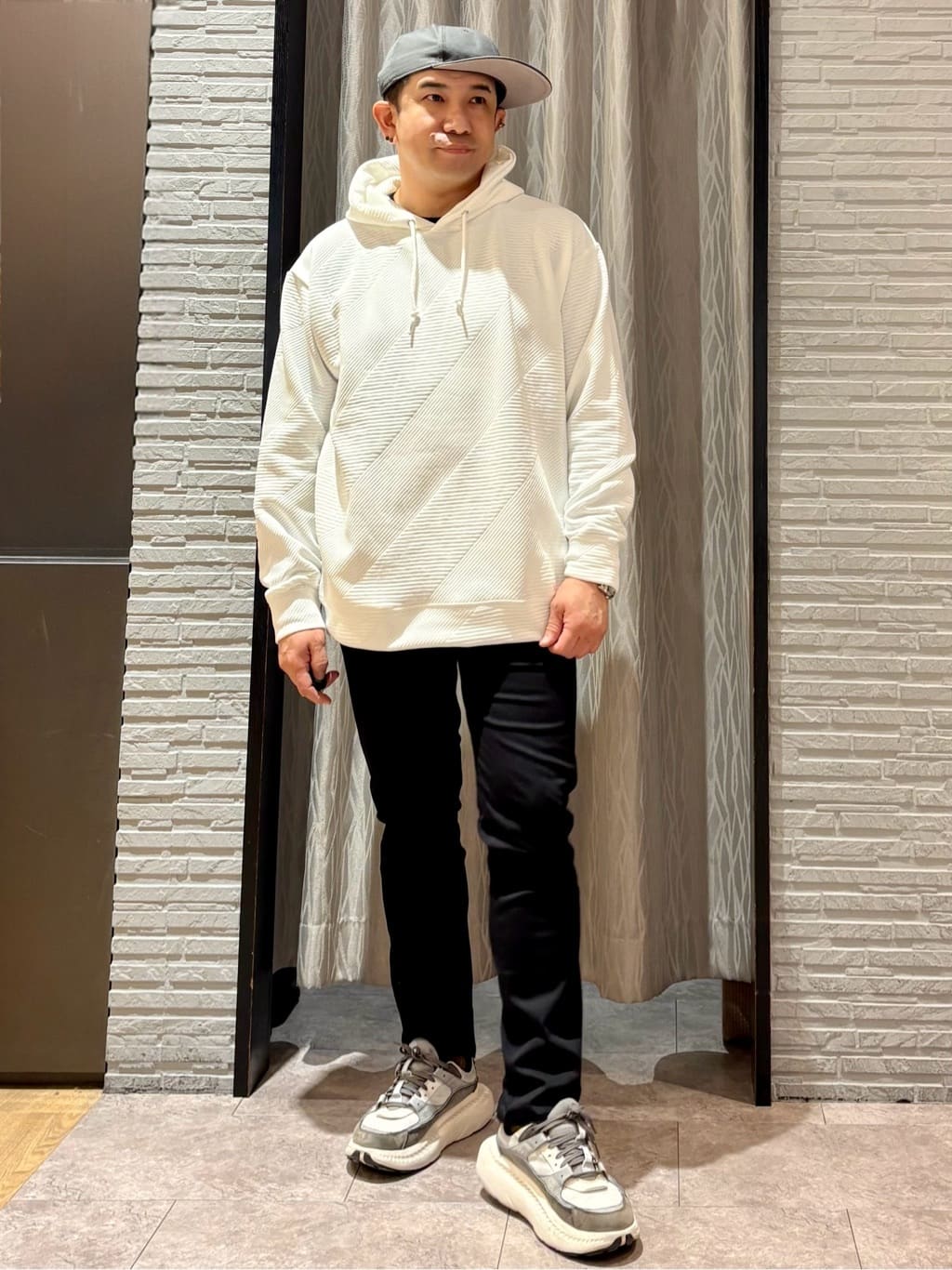 Pーyamaさんの「THE SHOP TK｜【季節の変わり目に最適】ニットカーディガン ドライタッチ／軽量」を使ったコーディネート