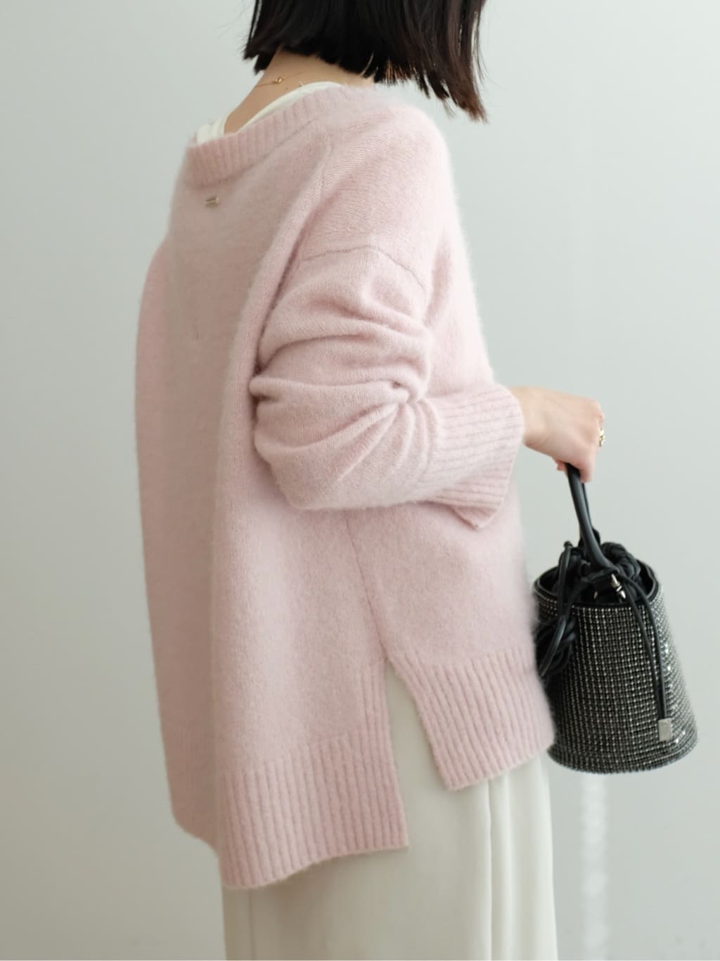 Kishimotoさんの「DRESSTERIOR｜アルパカブレンドVネックニット」を使ったコーディネート