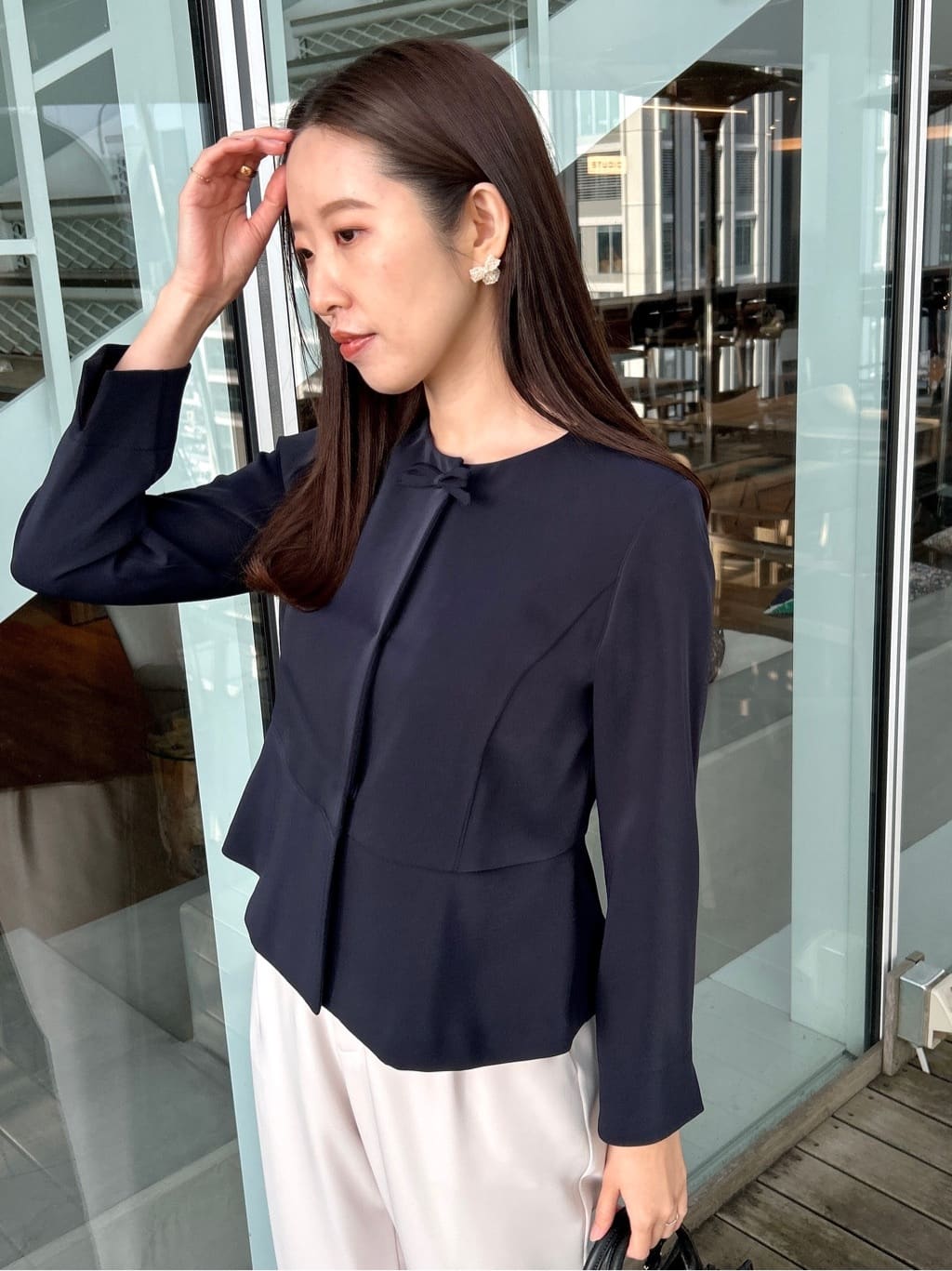 teiさんの「Couture brooch｜【ハレの日・通勤】パール調釦テーパードパンツ」を使ったコーディネート