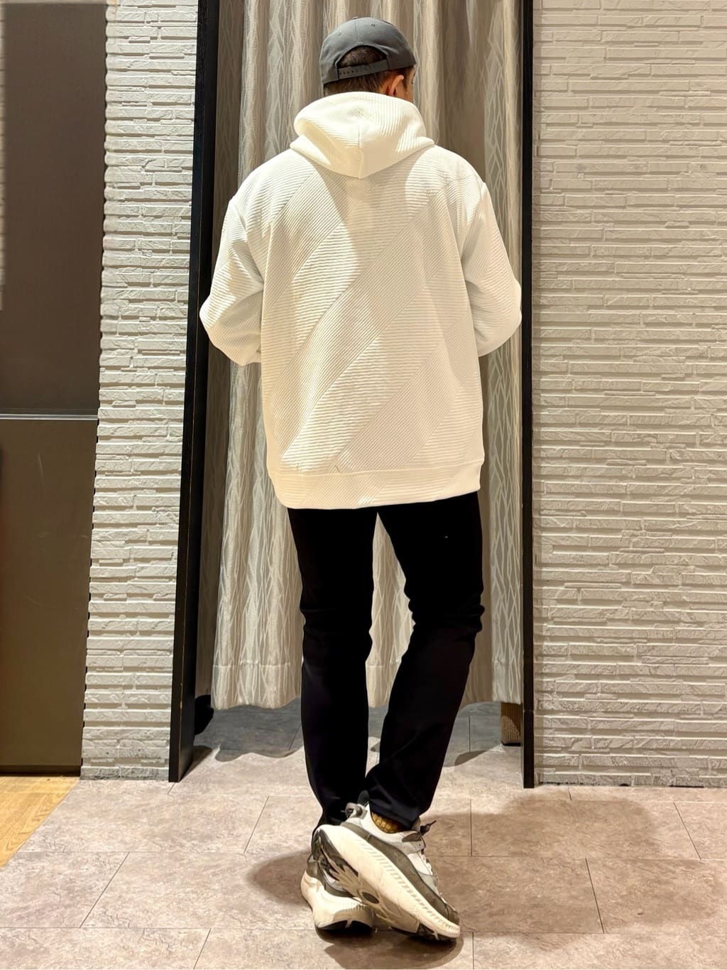 Pーyamaさんの「THE SHOP TK｜【季節の変わり目に最適】ニットカーディガン ドライタッチ／軽量」を使ったコーディネート