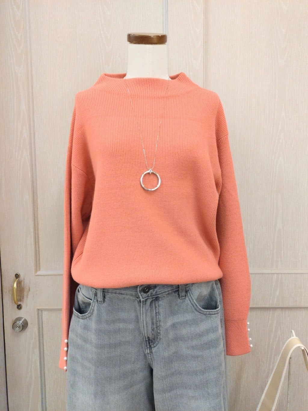 asaさんの「SHOO･LA･RUE｜【毛玉になりにくい/洗濯機可/S-LL】お袖パールの上品ニット」を使ったコーディネート