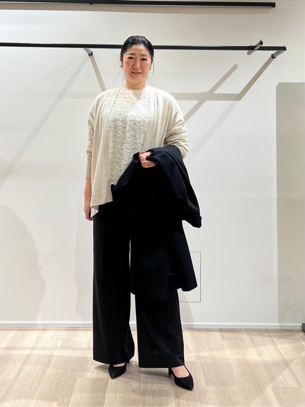 TOMOMIさんの「UNTITLED｜【アンサンブル可/洗える/ボタンなし】シルクウールカシミヤ 着流しカーディガン」を使ったコーディネート
