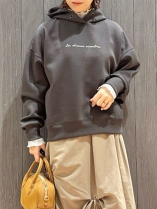 meiさんの「SHOO･LA･RUE｜【セットアップ可/S-LL/なめらかタッチ】選べる3柄 ロゴ入りプルパーカ」を使ったコーディネート